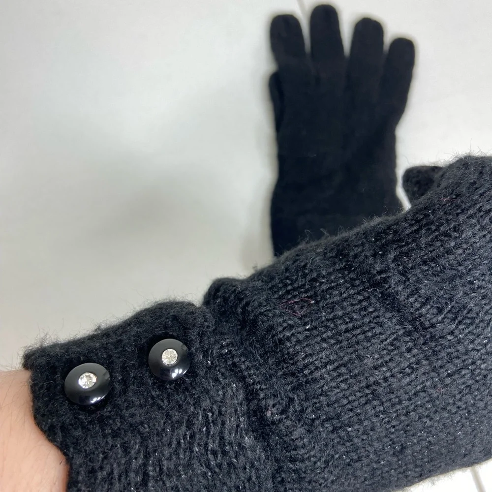 EUC Women’s solid black silver metallic button cuff soft knit winter warm gloves